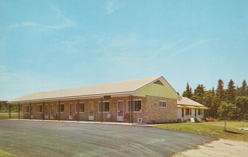 Carlsons Motel (Douds Motel) - Vintage Postcard